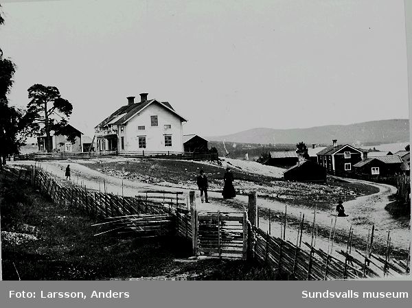 Fotoateljé (se takfönstret) tillhörig någon av bröderna Finn Larsson, ev i Dalarna, ev i Skönvik dit Finn Lars Larsson kom 1890 och brodern Finn Erik Larsson kom 1892. Den senare dog redan 1898.