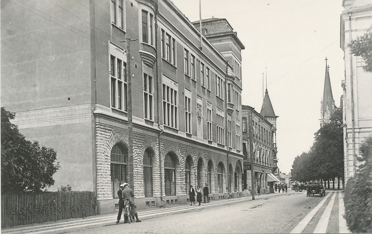 Skara, postkontor.  Skaraborgs läns sparbanks byggnad till vänster. Postkontoret inrymt här till höger om huvudingången från slutet av 1890- talet till 1928.  Foto 1910-1920-talet?  Järnvägsgatan.