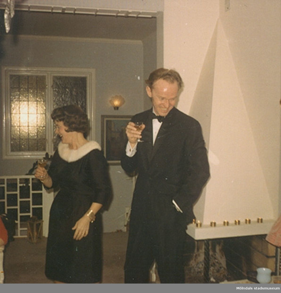 Margit, iklädd "Den lilla svarta" i sidentyg, och maken Lars Wannerberg, november 1966. Klänningen finns i Mölndals stadsmuseums samlingar med invnr. 03349.