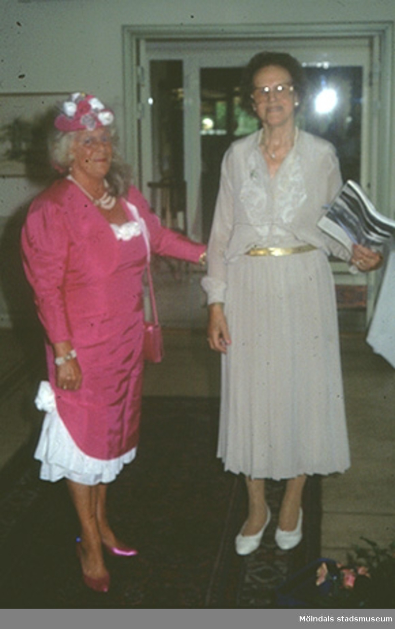 Britas 85-årsdag på Villa Belparc i Slottskogen den 12 augusti 1994. Margits klänning, jacka, hatt, handväska och skor finns i Mölndals stadsmuseums samlingar.