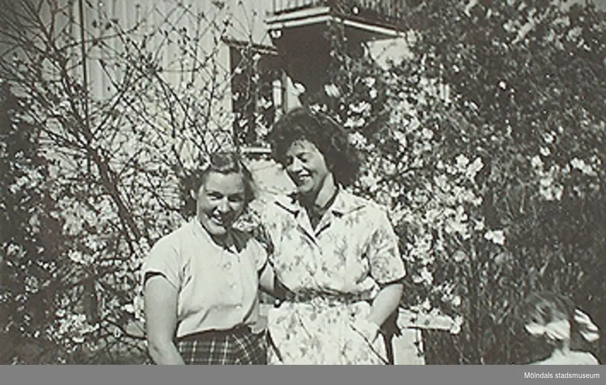 "Ruth Karlsson, BARNSKÖTERSKAN, PEDAGOGEN med A - NATURBEGÅVNING - som utarbetat, illustrerat denna skrift 1951.
Margit Emilsson, gift Wannerberg 12/4-52, FÖRSKOLLÄRARE - BITR. FÖRESTÅNDARE 2/6-48 - 30/-51. Margit Wannerberg skänker detta DOKUMENT för ARKIVET i 
KROKSLÄTT."
Fotot sitter i albumet (invnr: 03395) "Krokslätts daghem, Dalhemsgatan 7, Mölndal.
2 juni 1948 - 30 sept 1951"

illustrerat av Ruth Karlsson.