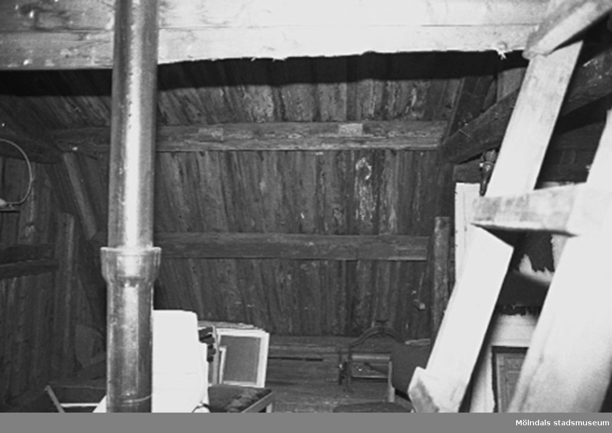 Kvarnfallet 31 i Grevedämmet, hösten 1994. Interiör i fabriksbyggnad. Möjligt loft med träinredning.
