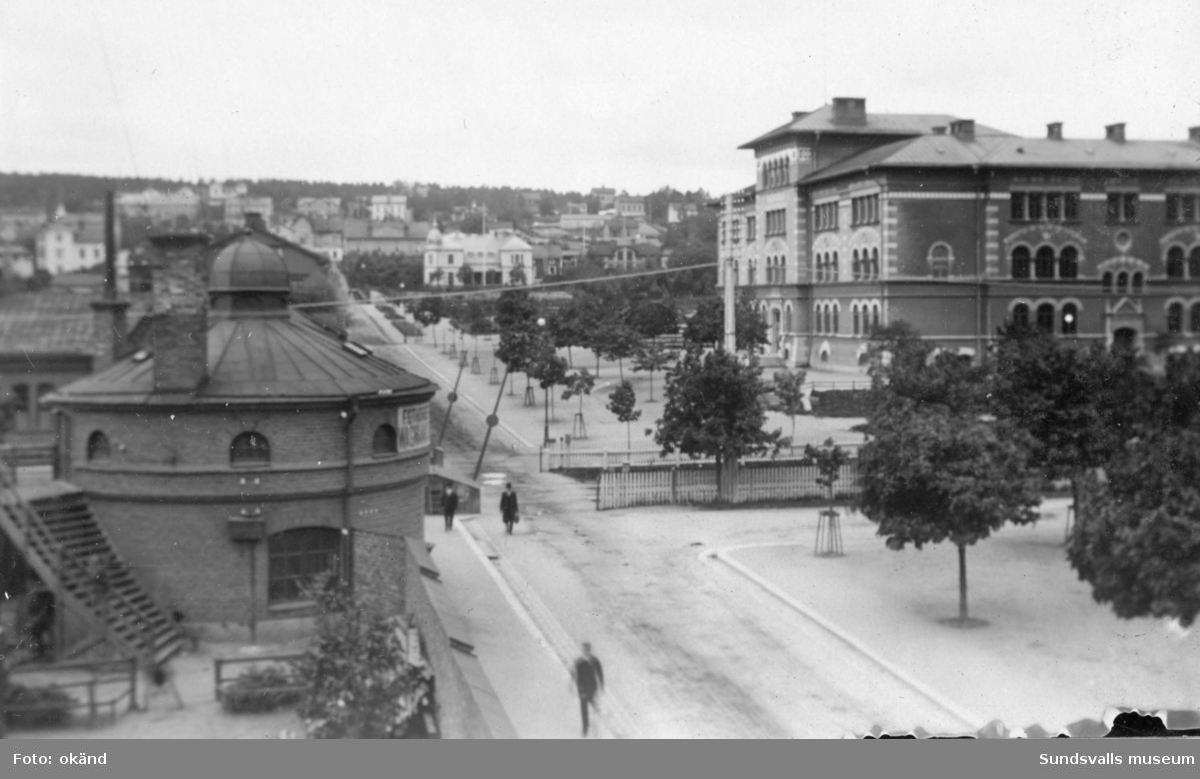 Vy med brandstationen till vänster, till höger Gustav Adolfskolan. Privata bilder från brandchefen för Sundsvalls brandkår Gustaf Hellgren fotoalbum.