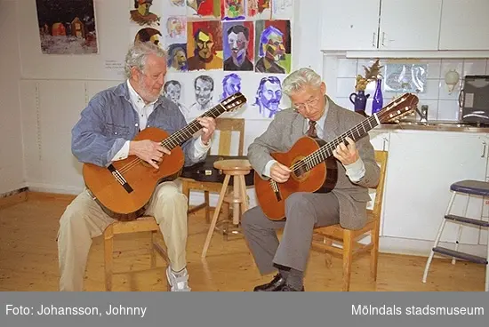 Musikunderhållning på Mölndals målarskola där Lasse Börjesson och Gunnar Lif spelar gitarr.