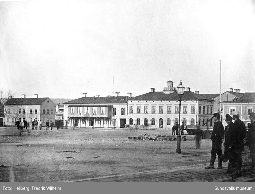 Hamnplanen med det äldsta hotell Knaust (i mitten) samt tullhuset till höger.