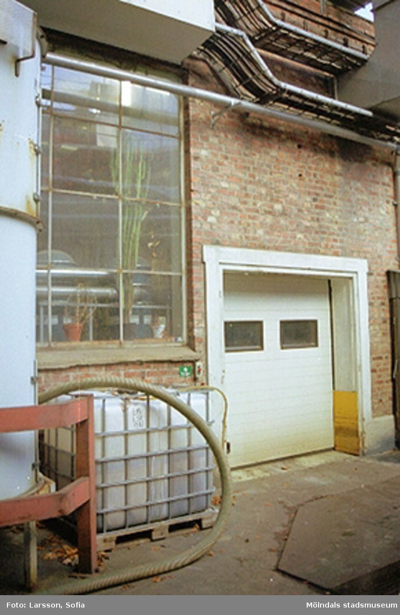 Garageinfart till okänd byggnad inom Papyrusområdet. Papyrusinventeringen 2001-11-08.
