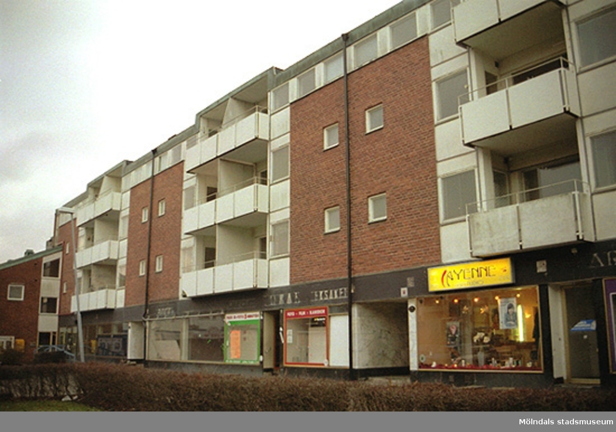 Byggnadsdokumentation. Vy från norr på bostadshus med affärer i bottenplan och lägenheter i tre plan. Jungfruplatsen, oktober 1998 - januari 1999.
