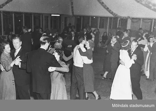 Dans i färgeriet på Luciadagen, slutet av 1940-talet. Detta var en årlig tradition och en av arbetslokalerna gjordes då om till dansgolv.