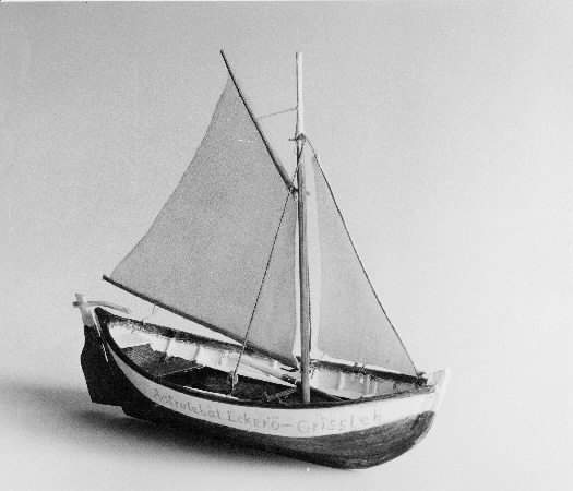 "Iseka", som använts vid posttransporter mellan Eckerö på Åland och
Grisslehamn.I trafik under 1800-talet. Klinkbyggd, gaffelriggad snipa
med storsegel, fock, roder, två åror och tre tofter. Modellen är
utförd år 1963.