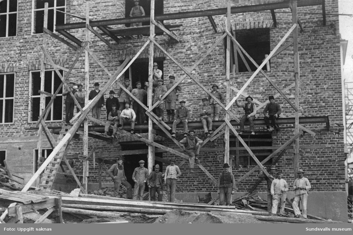 Byggnadsarbetare vid tillbyggnad av Sanatoriet.