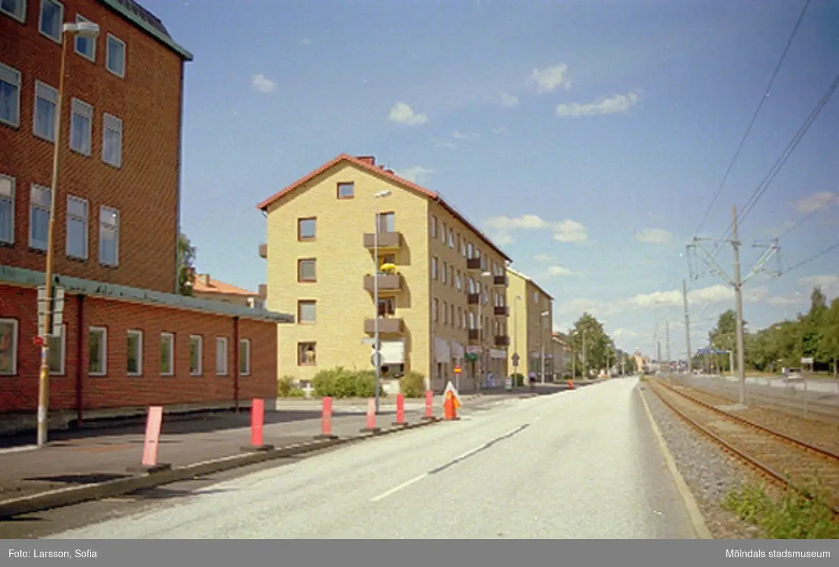 Kvarteren Braxen 3 (Göteborgsvägen 25) och 4 (Göteborgsvägen 23). Till vänster ses Folkets Hus i Mölndal. Yttrande angående takkupor 2002. Relaterade motiv: 2002_1314 - 1321.
