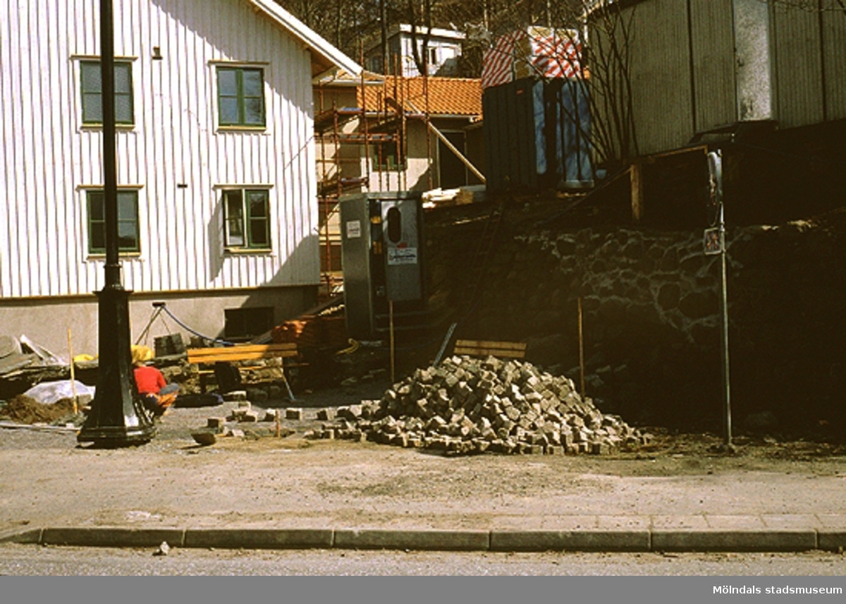 Stensättning vid Lyktplatsen, Norra Forsåkersgatan i Kvarnbyn, april 1993. Den vita fastigheten är Götaforsliden 4 (Korndal 2). Relaterade motiv: 2003_0371 - 0374.