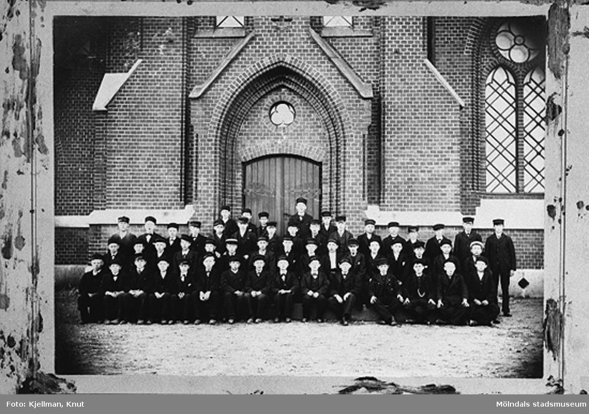 En konfirmationsgrupp utanför Fässbergs kyrka år 1898. Svante Höglund, står överst till vänster (född 16 feb. 1884 i Mölndal som nr 5 i en syskonskara av 6). Han började förvärvsarbeta som 13-åring på Hasselgrens bomullsspinneri. Efter konfirmationen började han vid Delbancos valskvarn ("Judens") som smörjare. 
Den 15 maj började han vid AB Papyrus där han alltsedan dess hade sin verksamhet med avbrott för militärtjänst. 
Efter 4 år vid företaget blev han biträdande salsmästare. 1911 blev han 
verkmästare på den avdelning han arbetade på. 
Han var med och bildade Sv. Förmansförbundet på platsen. Han gick med i SAF avd. 45 år 1927.
1945 mottog han Patriotiska Sällskapets guldmedalj för lång och trogen tjänst. Svante Höglund avled den 17 jan 1957.

Enligt antikvarie Lars Gahrn kan det ha varit Svante som har gett namn till Verkmästargatan, granngatan till hans egen hemgata Klevgatan, p g a. arbetet som verkmästare på Papyrus.

Fullständig redogörelse finns i museets arkiv.