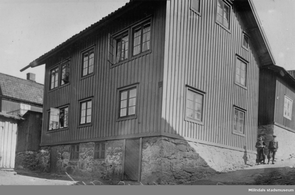 Ny tids-huset, 1920-tal. Tidningen Ny Tid hade sin lokalredaktion i denna byggnad. Från början hade huset endast en våning men som på 1920-talet byggdes på med ytterligare en våning. Bilden visar Roten M 19, Brandbergs. Längst till höger ses en del av Roten M 19.