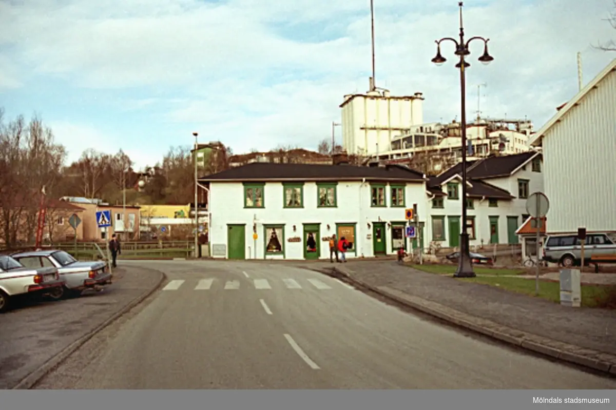 Kafé Kråkan (Götaforsliden 1-7, Kvarnfallet 26) vid forsen och Forsebron cirka 1987. I bakgrunden ses Soabs silotorn. Till höger ligger Lyktplatsen.