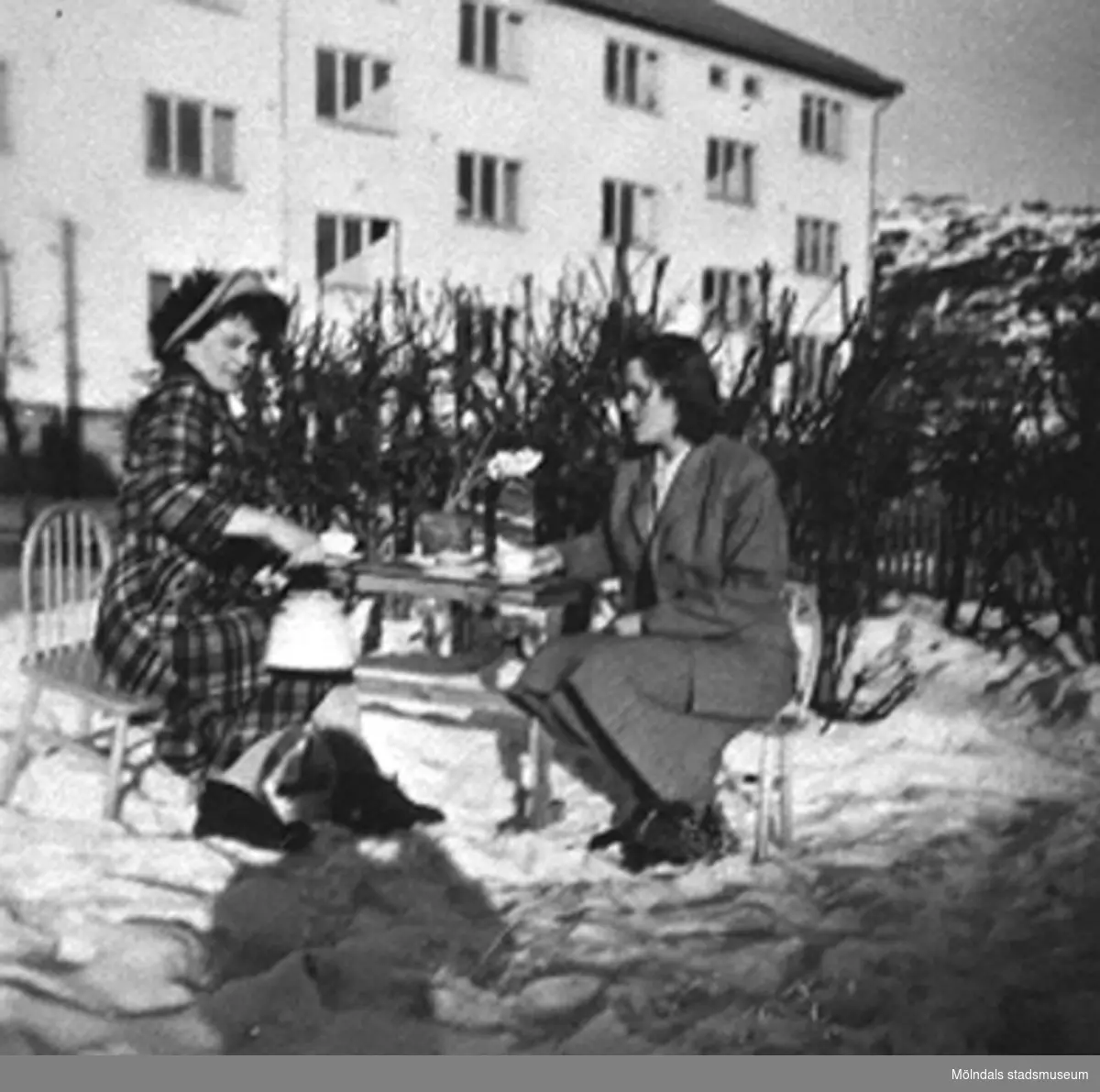 Lärarna på Krokslätts daghem fikar, 1948 - 1951.

I bakgrunden ses bostadshuset Dalhemsgatan 10 - 12.