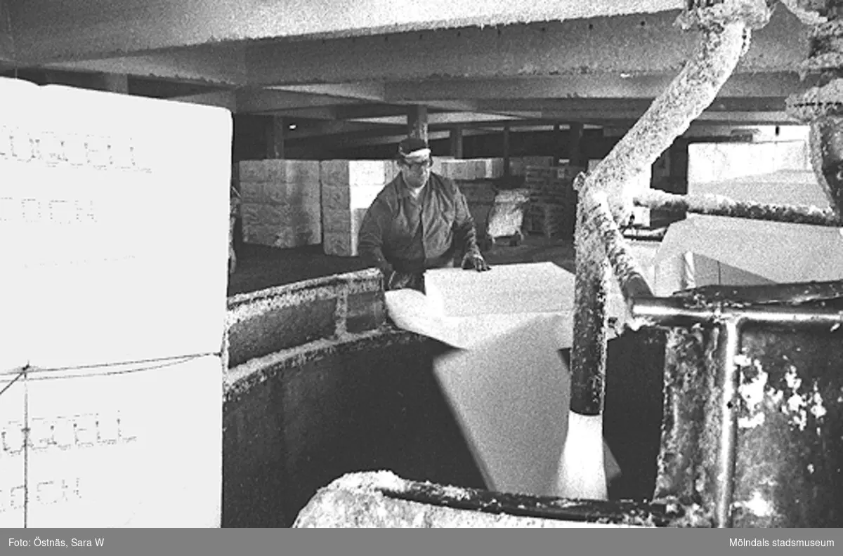 Erik Rotgren i arbete, 1980-tal. Bilden ingår i serie från produktion och interiör på pappersindustrin Papyrus.