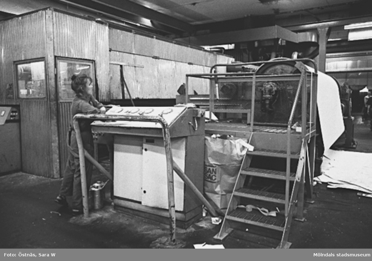 Anja Elki i arbete, 1980-tal.
Bilden ingår i serie från produktion och interiör på pappersindustrin Papyrus.