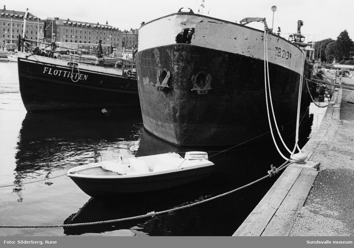 Båtar och fartyg i hamnen, bl.a Flottisten och Finlandsbåtarna.