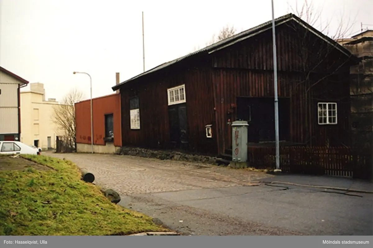 Rivningsdokumentation. Någon form av en ekonomibyggnad på Royens gata 2 (Forsåker 1:255), Mölndals Kvarnby år 2000. I bakgrunden till höger skymtar "Strumpan".