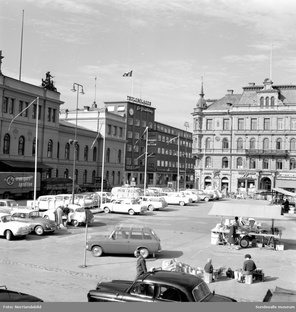 Stora torget och övergångsställen över Storgatan, parkering mot Stadshuset.