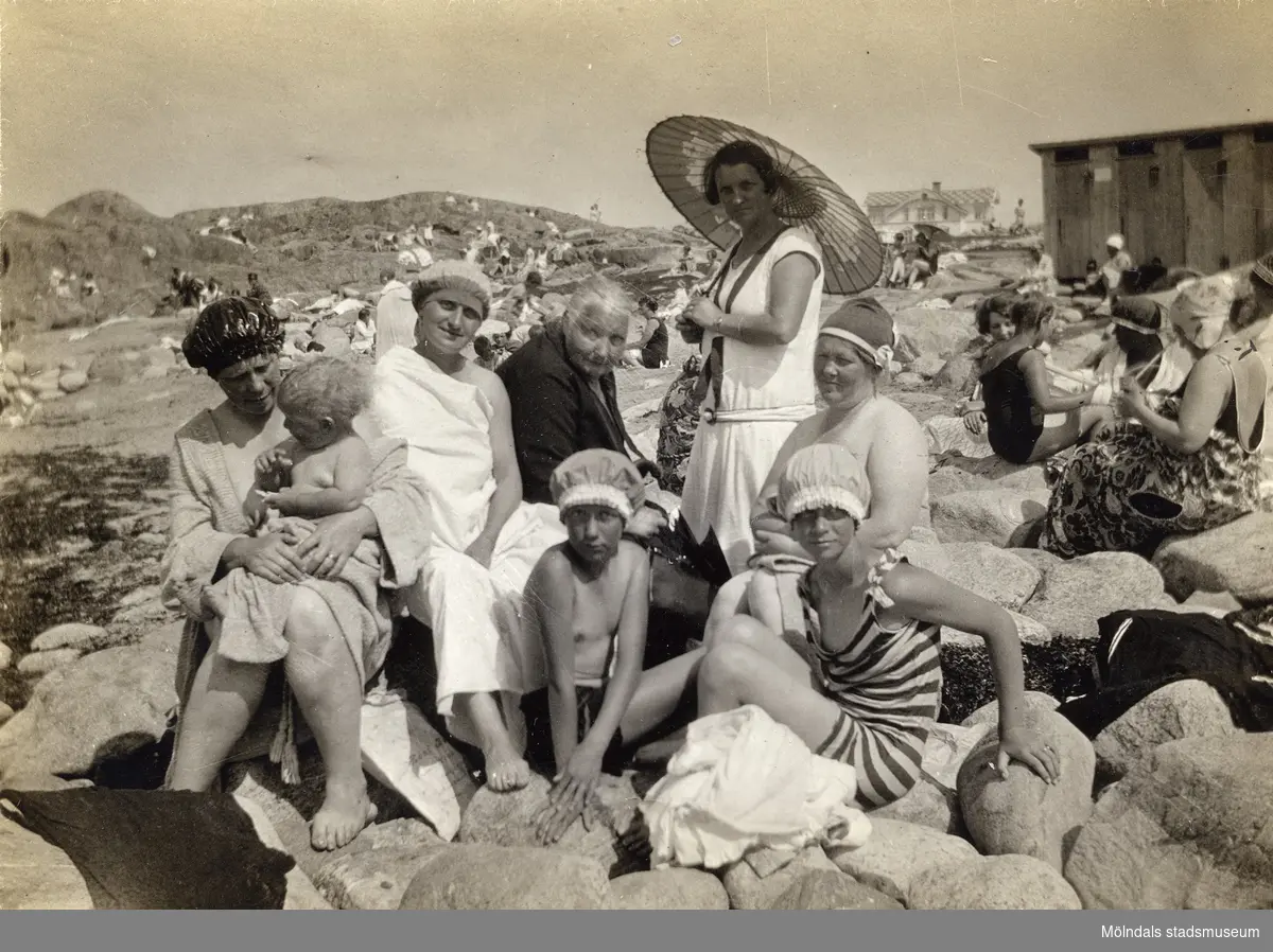 Bild på solbadande barn och vuxna på klippor vid havet. Okända personer.

Fotografi ur album som tillhört Åke Börjesson.