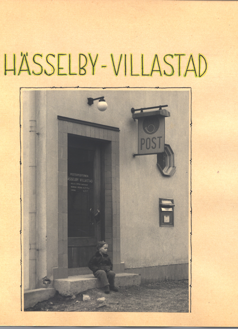 Hässelby-Villastad postanstalt Riddersviksvägen 32 A,
exteriören med dubbelsidig upplyst post skylt i plåt och brevlåda
infälld i väggen.  Jämför även bild 6257x.