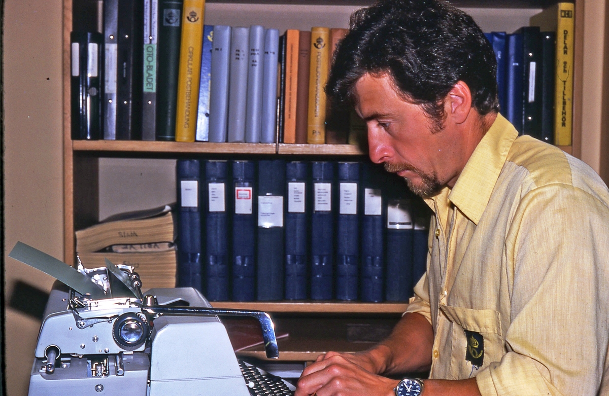 Bernt Edman vid skrivmaskinen på brevbärarexpeditionen Olsborgsvägen i Vallentuna.