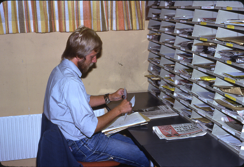 Mikael Mattsson sitter vid sorteringsfacken på brevbärarexpeditionen Olsborgsvägen i Vallentuna.