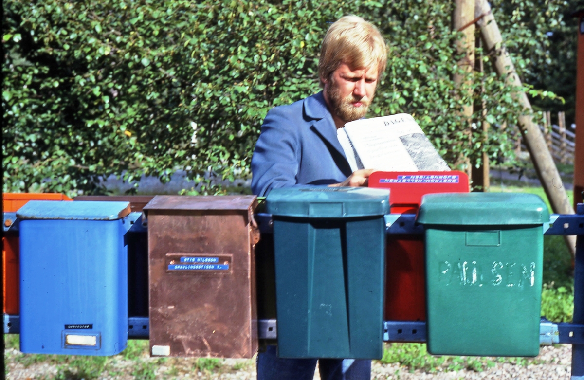 Lådsamling i Gröndal i Vallentuna. Mikael Mattsson delar ut posten i lådorna.