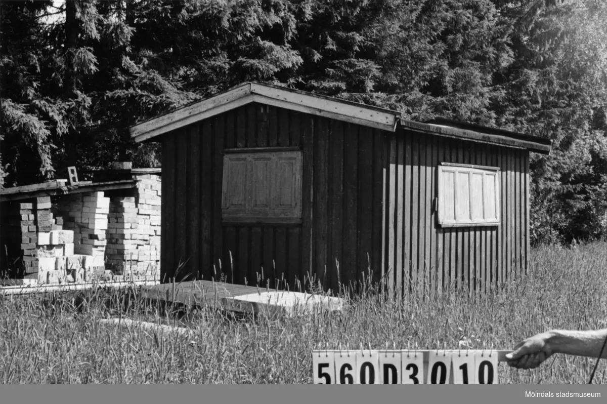 Byggnadsinventering i Lindome 1968. Fagered (2:36).
Hus nr: 560D3010.
Benämning: skjul.
Kvalitet: mindre god.
Material: trä.
Övrigt: byggnadsmaterialupplag.
Tillfartsväg: framkomlig.
