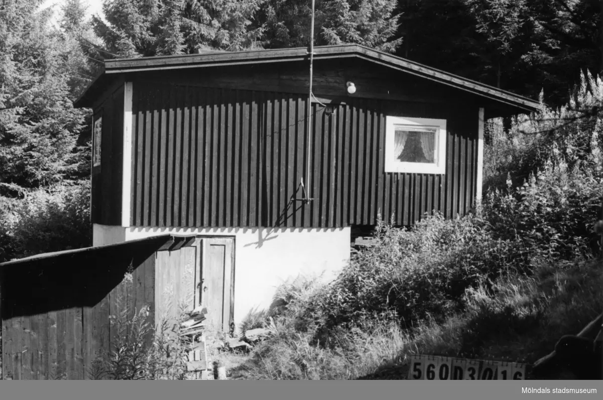 Byggnadsinventering i Lindome 1968. Gastorp 1:60.
Hus nr: 560D3016.
Benämning: fritidshus och redskapsbod.
Kvalitet: god.
Material: trä.
Tillfartsväg: ej framkomlig.
