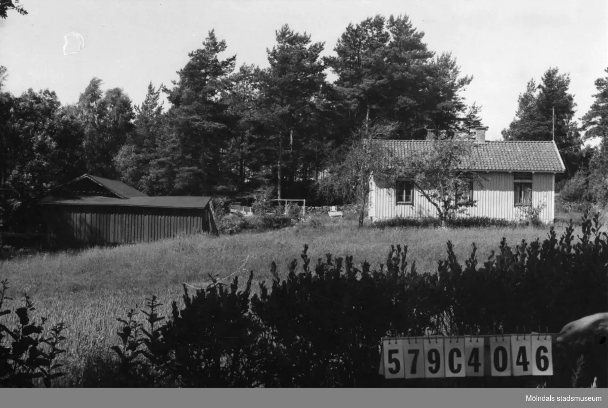 Byggnadsinventering i Lindome 1968. Gårda 2:67.
Hus nr: 569C4046.
Benämning: permanent bostad och ladugård.
Kvalitet: god.
Material: trä.
Tillfartsväg: framkomlig.
Renhållning: ej soptömning.