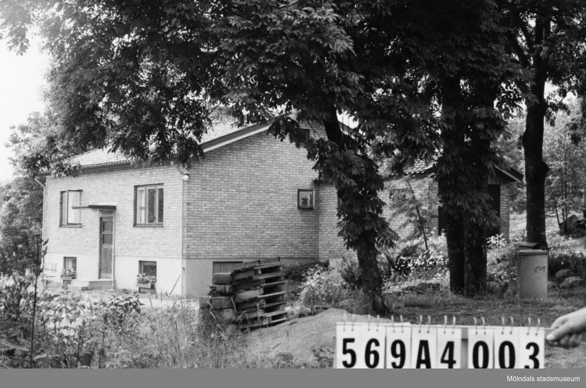 Byggnadsinventering i Lindome 1968. Skäggered 2:18.
Hus nr: 569A4003.
Benämning: permanent bostad och garage.
Kvalitet: mycket god.
Material: gult tegel.
Tillfartsväg: framkomlig.
Renhållning: soptömning.