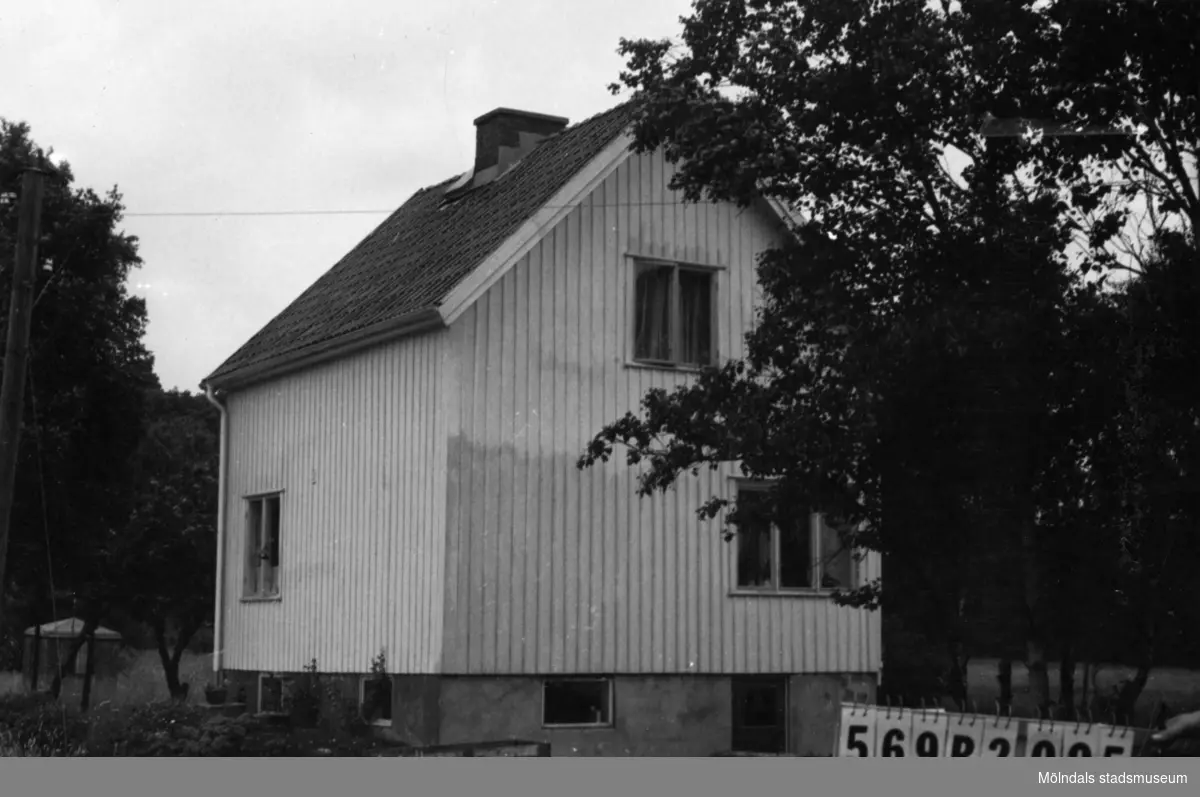 Byggnadsinventering i Lindome 1968. Gastorp 1:28.
Hus nr: 569B2005.
Benämning: permanent bostad och gäststuga.
Kvalitet: god.
Material: trä.
Tillfartsväg: framkomlig.