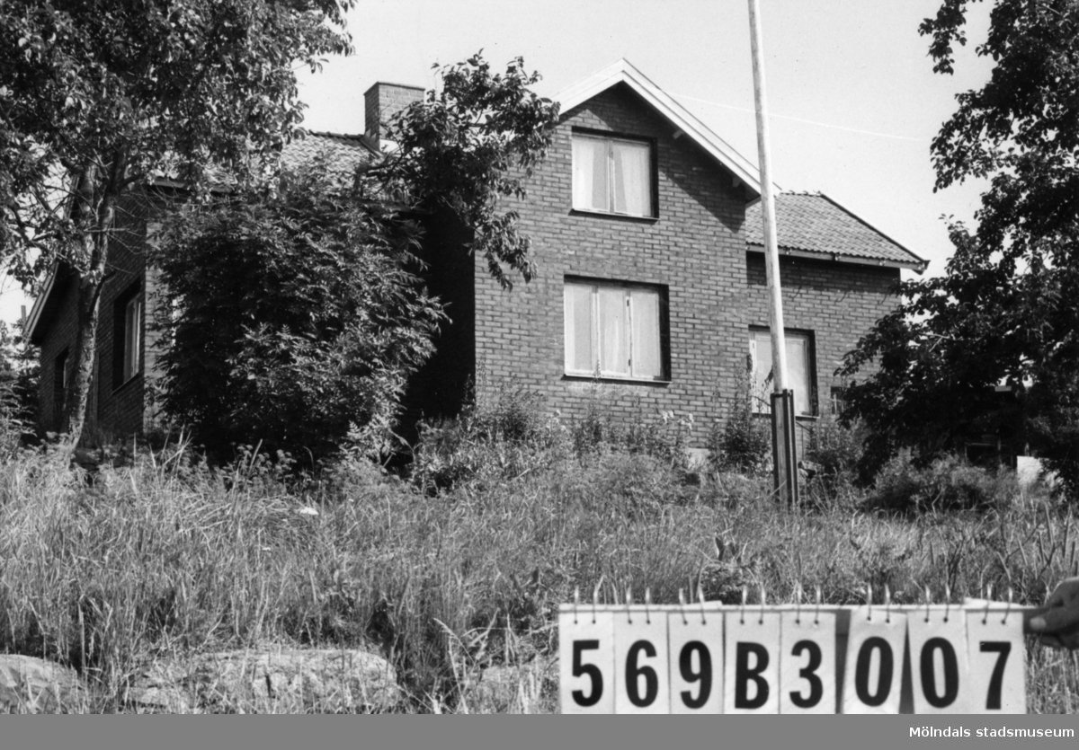 Byggnadsinventering i Lindome 1968. Bräcka 1:11.
Hus nr: 569B3007.
Benämning: permanent bostad och skjul.
Kvalitet: god.
Material, bostadshus: rött tegel, trä.
Material, skjul: trä.
Tillfartsväg: framkomlig.
Renhållning: soptömning.
