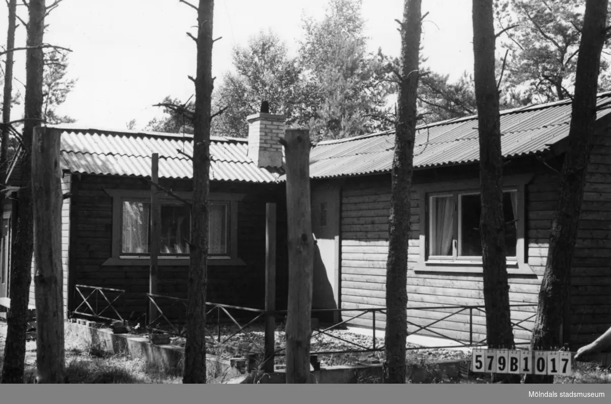 Byggnadsinventering i Lindome 1968. Lindome 6:87.
Hus nr: 579B1017.
Benämning: fritidshus och garage.
Kvalitet: mycket god.
Material: trä.
Tillfartsväg: framkomlig.
Renhållning: soptömning.