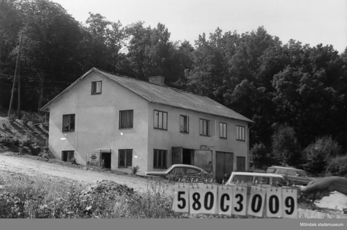 Byggnadsinventering i Lindome 1968. Strekered 1:22.
Hus nr: 580C3009.
Benämning: permanent bostad och garage.
Kvalitet: god.
Material: sten, puts.
Övrigt: bilverkstad. Fult.
Tillfartsväg: framkomlig.
Renhållning: soptömning.
