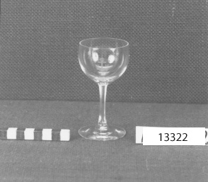 Vinglas för starkvin, 7 Â½ cl. Tillverkad vid Kosta glasbruk. Etsning i glaset: Ankare med kronor.