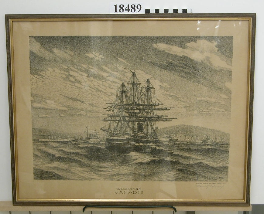 Litografi inom glas och ram, monokrom, liggande format. Motivet visar segelfartyg med aktern mot bildytan. I bakgrunden olika fartyg, ånga och segel samt en stad vid foten av ett berg. Himlen mörk med moln. Tryckt text "VÄRLDSOMSEGLAREN VANADIS" samt "ORIGINALLITOGRAFI AF HENRIK LÖFGREN 1917."
Signerad nedre höger hörn: "HENRIK LÖFGREN 1915" med blyerts.
Kant runt motivet, 35mm.
Ram av trä, brun, profilerad med förgyllning närmast motivet, Ramens bredd är 15 mm.