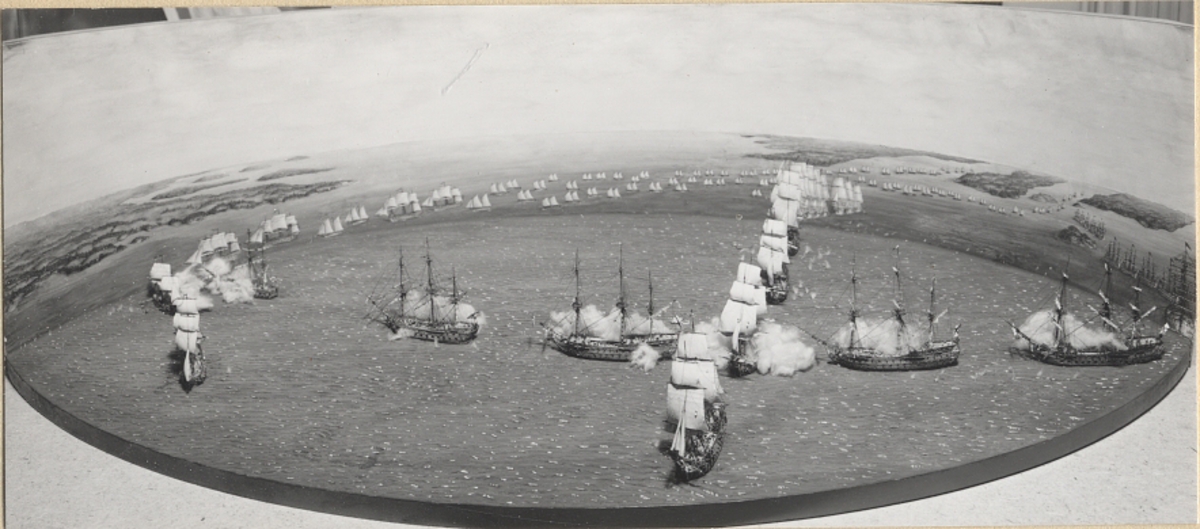 Dioramat visar inledningsskedet av den svenska utbrytningen ur Viborgska viken 3:e juli 1790, det s.k. Viborgska gatloppet.

De båda svenska flottorna utlöper på parallella kurser genom det västra utloppet. Örlogsflottans tätfartyg, 62-kanoners Dristigheten (1), har passerat den ryska linjen, medan systerfartyget Rättvisan (2) just bestryker de närmast liggande ryska fartygen, Svjatoj Pjotr (6) och Vseslav (7), med långskeppseld. De övriga ryska fartygen är Panteleimon (5) och Ne Tron' Menia (8). Huvuddelen av ryska flottan ligger i stora inloppet (15). En svensk fregatt, 44-kanoners Gripen (3), och ett linjeskepp, 70-kanoners Adolf Fredrik (4), närmar sig den ryska linjen och huvudstyrkan (14) kommer efter.

Närmare Krysserort (13) passerar de första enheterna ur skärgårdsflottan (12), hämmema Styrbjörn (9) och turuma Norden (10), den ryska linjen där fregatten Pobeditel (11) skadats av deras eld.

Dioramat är komponerat och tillverkat av kapten Patrik de Laval 1960-1964. Fonden och sjön har utförts av överstelöjtnant Georg de Laval.
1. DRISTIGHETEN (överstelöjnant Johan Puke), 62-kanoners linjeskepp, örlogsflottans tätfartyg, har lyckligt geombrutit den ryska spärren.
2. RÄTTVISAN (överstelöjnant Wollyn), ett av Dristighetens 9 systerskepp, bestryker långskepps med sina bredsidor Vseslav om styrbord och Svjatoj Pjotr om babord.
3. GRIPEN (kapten Södervall), svår fregatt, 44 kanoner.
4. ADOLF FREDRIK, chefens för avantgardet konteramiral Modée flaggskepp, 70 kanoner.
5. PANTELEIMON, ryskt 74-kanoners linjeskepp ligger för ankar och ankarspring.
6. SVJATOJ PJOTR, ryskt 74-kanoners linjeskepp, konteramiral Povalisjins flaggskepp. Backen är efter Dristighetens och Rättvisans bredsidor belamrad med demonterade kanoner, söndriga lavetter samt döda och sårade.
7. VSESLAV, ryskt 74-kanoners linjeskepp: lanternan och akterspegelns fönster sönderskjutna.
8. NE TRON' MENIA, ryskt 66-kanoners linjeskepp. På skansdäcket (längst akteröver) stupar fartygschefen för Rättvisans kulor.
9. STYRBJÖRN (överstelöjtnant Viktor von Stedingk) skärgårdsfregatt (Hememma) 32 kanoner (därav 26 st 36-pundingar), skärgårdsflottans tätfartyg har genomfört utbrytningen efter framgångsrikt anfall mot fregatten Pobeditel.
10. NORDEN (kapten Olander), skärgårdsfregatt (Turuma), 24 kanoner, 24 nickor, vilar på årorna och avger bredsida.
11. POBEDITEL, ryskt bombfartyg (fregatt), har redan fått fockmasten avskjuten.
12. Svenska skärgårdsflottan (kallad Arméns flotta): 6 skärgårdsfregatter (därav 2 framme på "scenen"), 20 galärer, 130 kanonslupar och -jollar, ca 20 kanonbarkasser m.m.
13. Krysserort, den udde som i väster begränsar västra farleden mot Viborg.
14. Svenska örlogsflottan: 20 linjeskepp, 8 svåra och 5 lätta fregatter (därav 3 skepp och 1 fregatt framme på "scenen").
15. Kulta Matala och 16. Repie grund, de grundbankar, som skiljer västra farleden mot Viborg från den stora - mellersta - farleden.
17.  Det aktersta av Povalisjins fem linjeskepp.
18. Den ryska huvudflottan: c:a 25 linjeskepp (därav 7 tredäckare med 100 kanoner eller däröver) och 10 fregatter för ankar i den stora farleden, som den spärrat i nära en månad.

Alla sjöofficersgrader - lägre än konteramiral - voro vid denna tid desamma som vid armén.
Källa: Jonas Berg