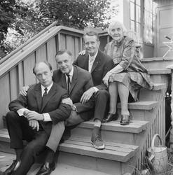 Henny Skjønberg med sønnene Per, Pål og Espen.