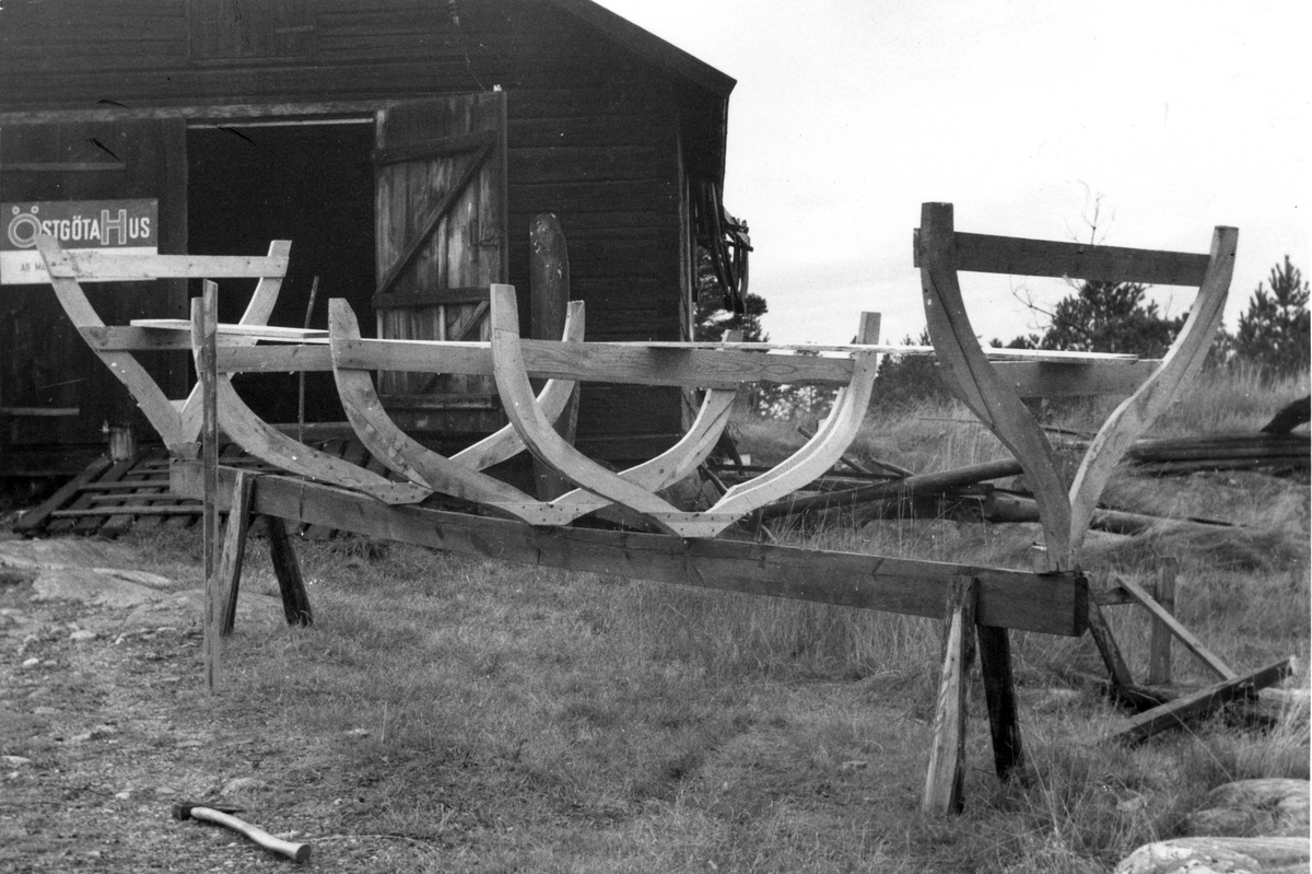 Båtbyggare Magnus Erikssons mallar till en 19-21 fots skötbåt. OBS, mallarna är här endast tillfälligtsvis uppställda för fotografering. Bilden avser sålunda endast att visa, hur de ser ut, samt antyda, hur de placerades på kölen till ett bygge. Okt 1954.