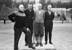 Fire lærere ved skolen på Lesjaskog, gamleskolen Haugtun i b