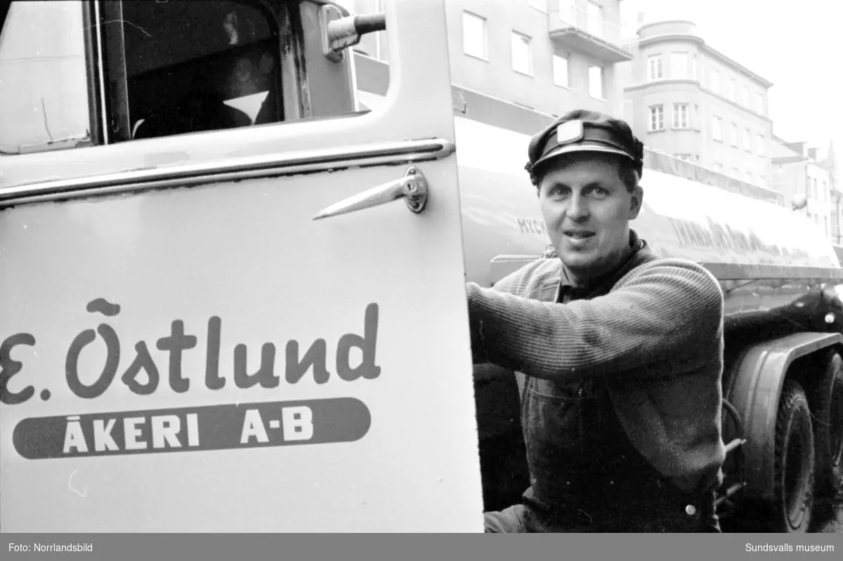 En Shell-tankbil med chaufför från E. Östlund Åkeri AB.