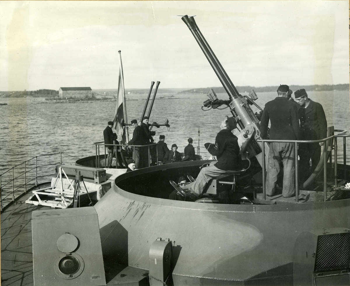Luftvärnsdäcket på kryssaren Gotland.
40 mm. artillerikanon.