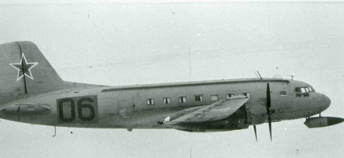 Russisk fly av typen Crate med nr. 06 og et ukjent objekt under nesepartiet.