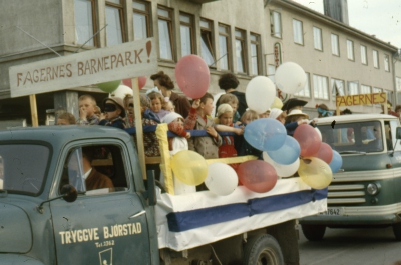 SjekkHarry Dronningens gate? Barnas Dag i Narvik - Fagernes barnepark. Trygve Bjørstads lastebil Opel Blitz 1952-60-modell fulgt av Volvo Snabbe / Trygge 1956-65