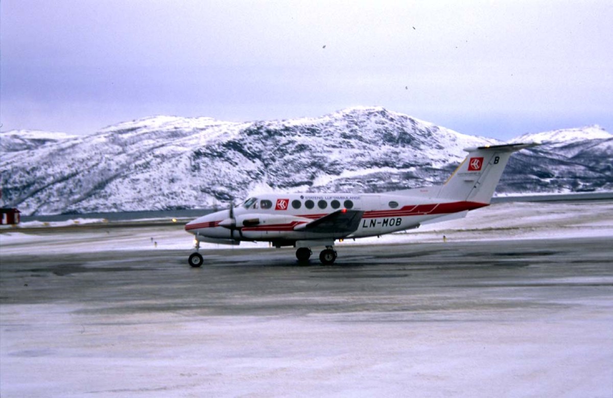 Lufthavn, 1 fly på bakken, 1 Beechraft Super King Air 2000 LN-MOB fra Statens luftambulanse. Fjell i bakgrunnen.