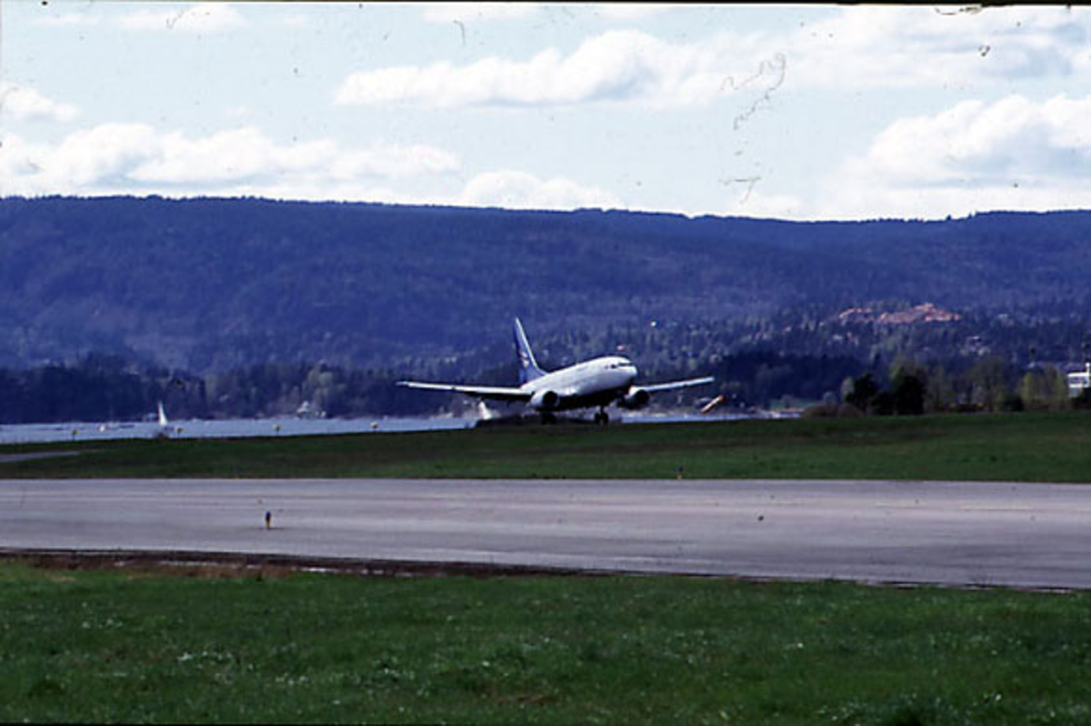 Lufthavn, 1 fly like over bakken (take off), LN-TUA Boeing 737-705 "Ingeborg Eriksdatter" fra Braathens Safe. Skrått forfra.